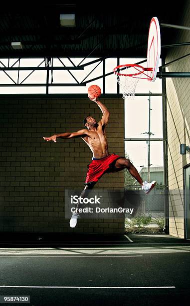 Ottenete Fino Al - Fotografie stock e altre immagini di Basket - Basket, Palla da pallacanestro, Slam dunk