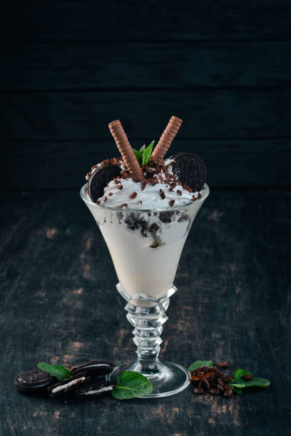 istock Ice cream with chocolate cookies. On a black wooden background. Copy space. 958742810