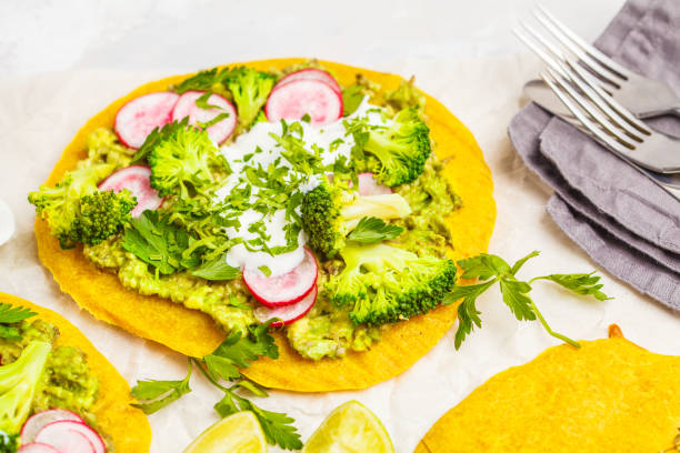 wegańskie tacos (pizza, pita) z rzodkiewką, brokułami i guacamole, widok z góry. zdrowa koncepcja wegańskiej żywności. - baked breakfast cabbage cake zdjęcia i obrazy z banku zdjęć