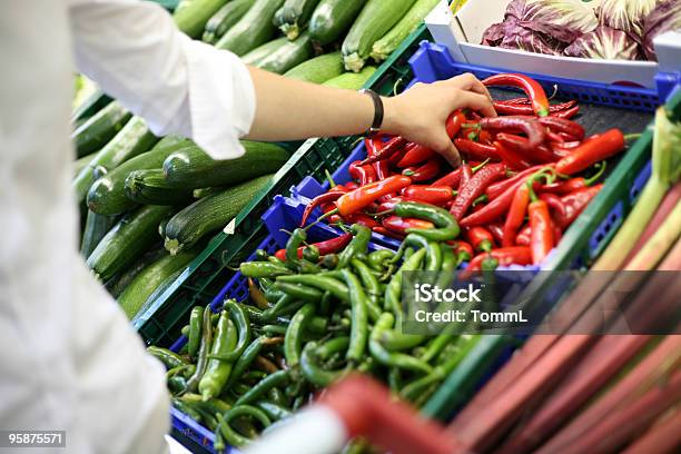 Lo Shopping - Fotografie stock e altre immagini di Adulto - Adulto, Alimentazione sana, Carrello della spesa