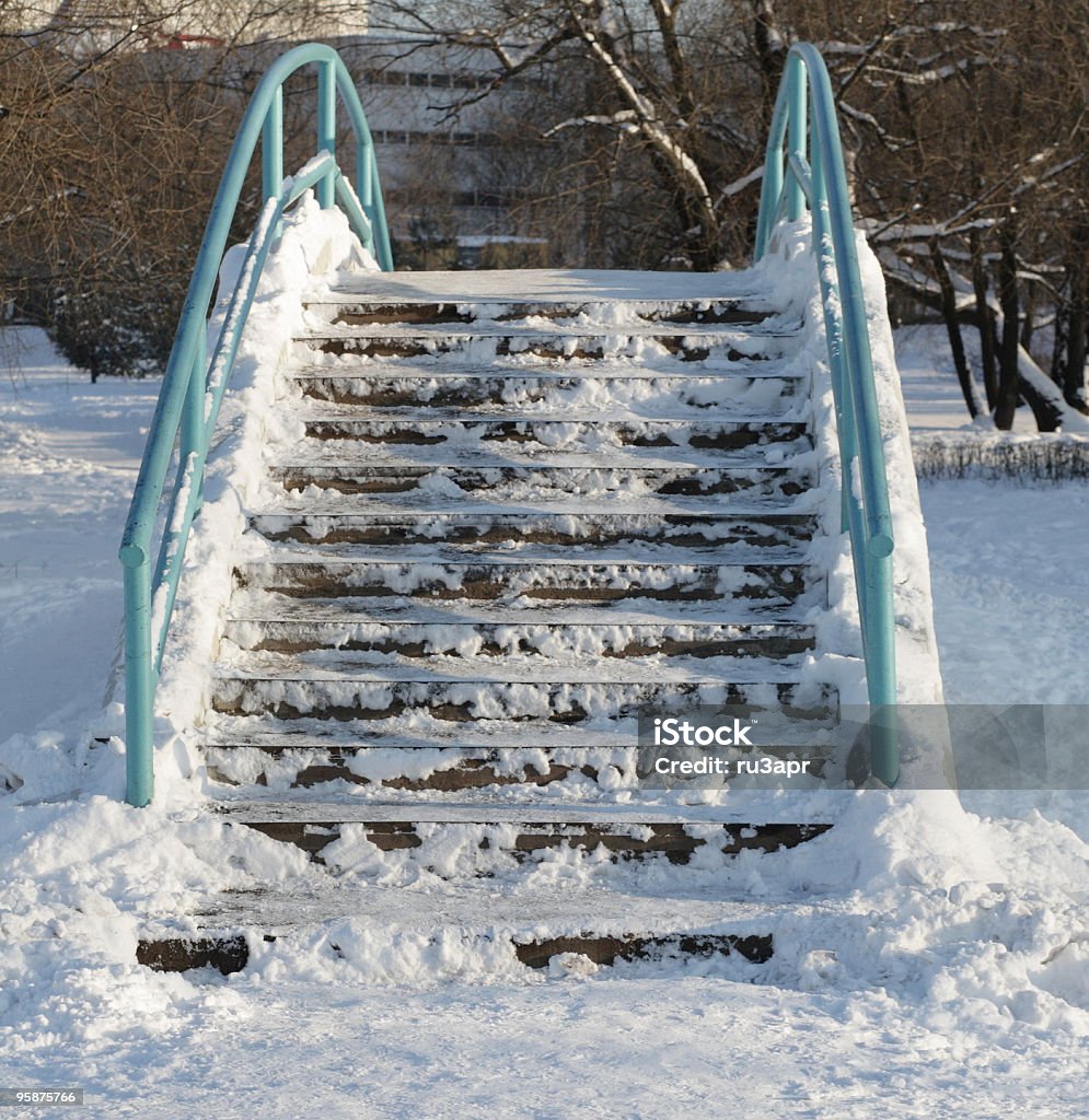 Мост через пруд в зимний - Стоковые фото Без людей роялти-фри