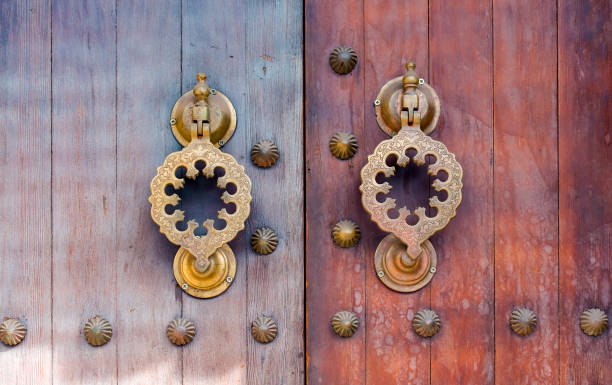 detalhe da porta de madeira do árabe - gate handle door traditional culture - fotografias e filmes do acervo