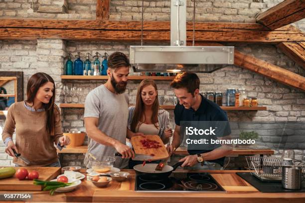 Amigos Que Comen Juntos Estar Juntos Foto de stock y más banco de imágenes de Amistad - Amistad, Cocinar, Cocina - Estructura de edificio