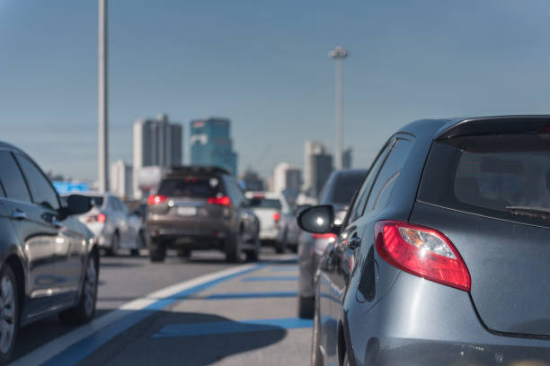 atasco de tráfico con la fila de coches - slow jam fotografías e imágenes de stock