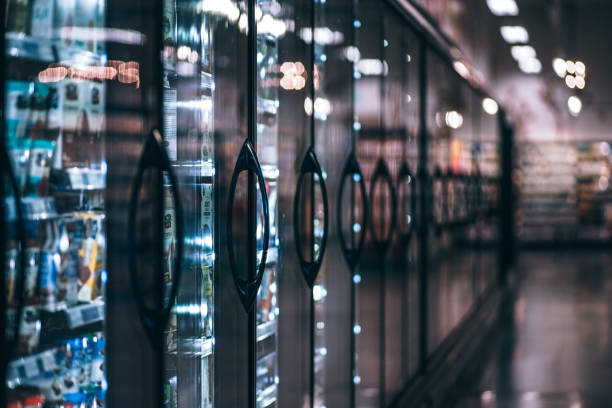 sección congelada del supermercado - pasillo objeto fabricado fotografías e imágenes de stock