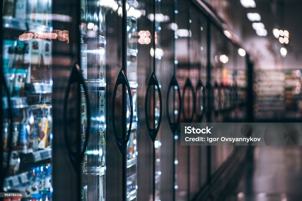 Sezione congelata del negozio di alimentari - Foto stock royalty-free di Supermercato