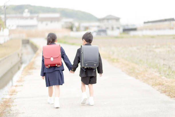 学校に来ている日本の小学生の状態。 - ランドセル ストックフォトと画像