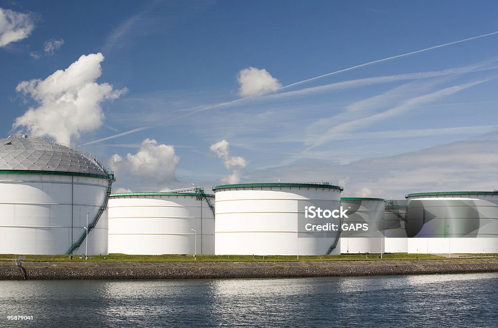 Acero de tanques de almacenamiento de combustible en la refinería de petróleo - Foto de stock de Maasvlakte libre de derechos