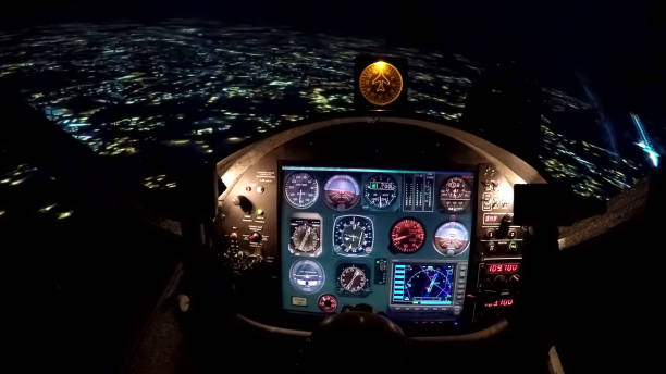 symulator nocnego lotu nad miastem, sprzęt szkoleniowy dla początkujących pilotów - cockpit pilot night airplane zdjęcia i obrazy z banku zdjęć