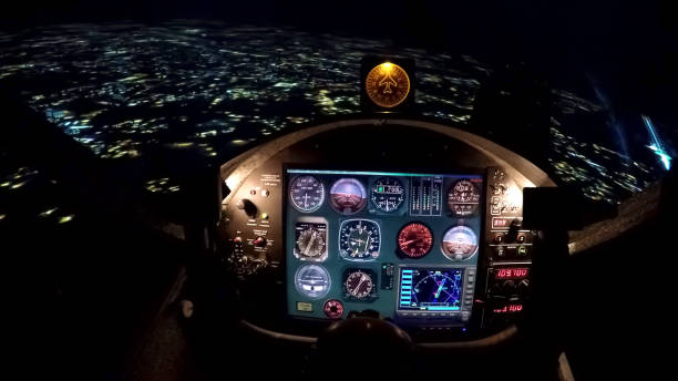 симулятор ночного полета над городом, учебное оборудование для начинающих пилотов - cockpit pilot night airplane стоковые фото и изображения