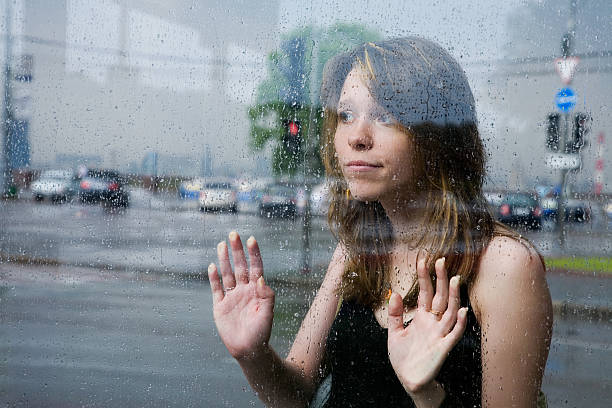 pretty girl en la estación de autobuses - the eye of the storm thunderstorm storm cloud fotografías e imágenes de stock