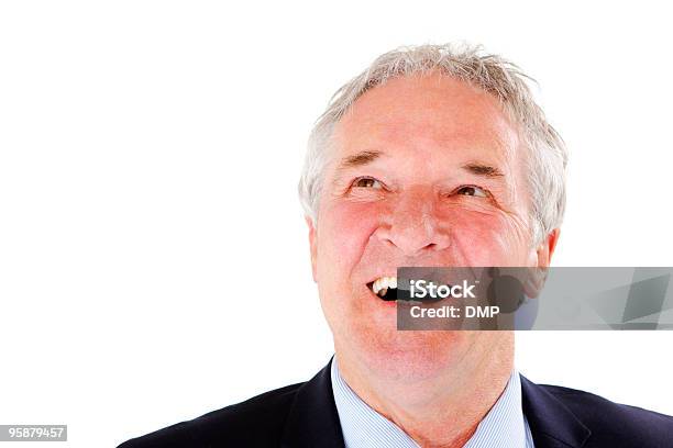 Negocios Senior Hombre Mirando Hacia Arriba Sobre Fondo Blanco Foto de stock y más banco de imágenes de 60-69 años