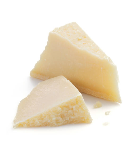stücke von parmesan-käse auf weißem hintergrund - parmesan stock-fotos und bilder