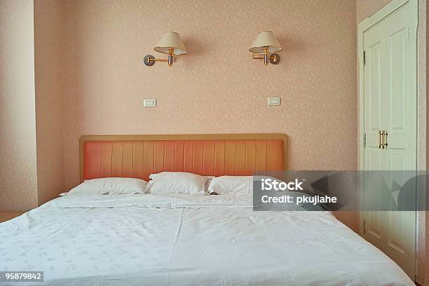 Dormitorio Del Hotel Foto de stock y más banco de imágenes de Almohada - Almohada, Amarillo - Color, Blanco - Color