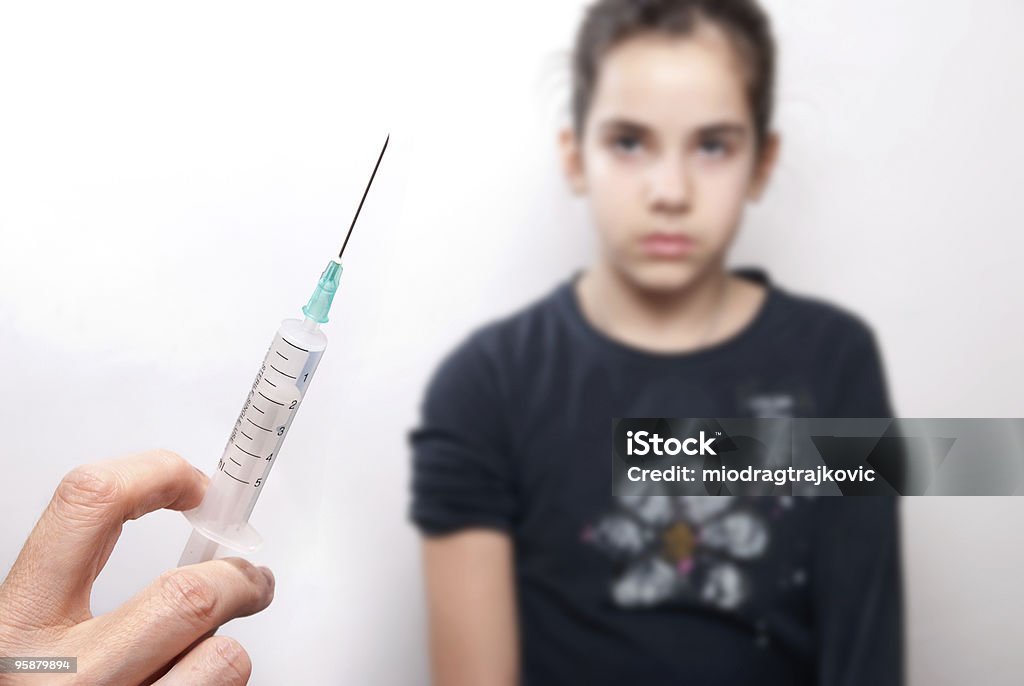 ワクチンと少女 - インフルエンザワクチンのロイヤリティフリーストックフォト
