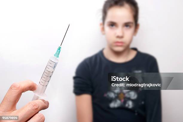 Вакцины И Девочка — стоковые фотографии и другие картинки Больница - Больница, Вакцинация, Вакцинация от гриппа