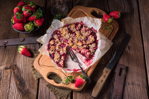 erdbeer-schokoladen-torte - tart torte fruit berry stock-fotos und bilder