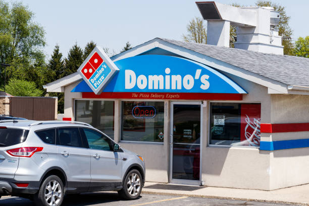 domino's pizza carryout restaurant. dominos è costantemente una delle prime cinque aziende in termini di transazioni online ii - dominos pizza foto e immagini stock