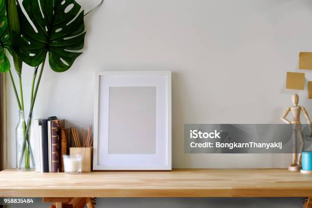 モックアップ ポスター コピー スペースの木製のテーブルの上 - 額縁のストックフォトや画像を多数ご用意 - 額縁, 枠, テーブル