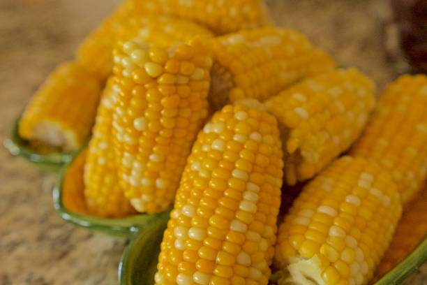 épi de maïs - corn on the cob corn crop food and drink healthy eating photos et images de collection