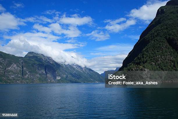 Fiorde Na Noruega - Fotografias de stock e mais imagens de Ao Ar Livre - Ao Ar Livre, Atividade Recreativa, Azul