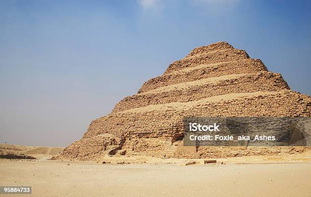 Pirâmide - Fotografias de stock e mais imagens de Antigo - Antigo, Antiguidade, Ao Ar Livre