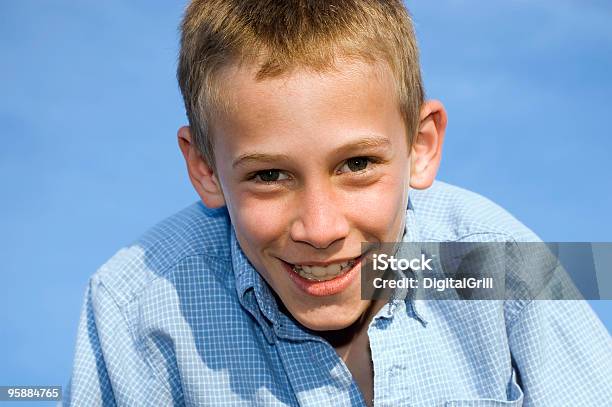 Junge Porträt Vor Blauem Himmel Stockfoto und mehr Bilder von 12-13 Jahre - 12-13 Jahre, Porträt, 10-11 Jahre