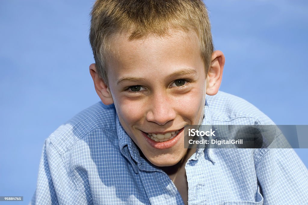 Młody chłopiec Portret przeciw błękitne niebo - Zbiór zdjęć royalty-free (12-13 lat)