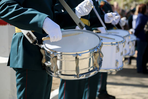 istock The soldier in white gloves knocks on the drum. 958850206