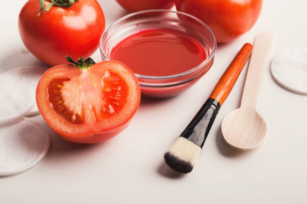 máscara facial de tomate artesanal para cuidar da pele em casa - botanical spa treatment cosmetics spa treatment health spa - fotografias e filmes do acervo