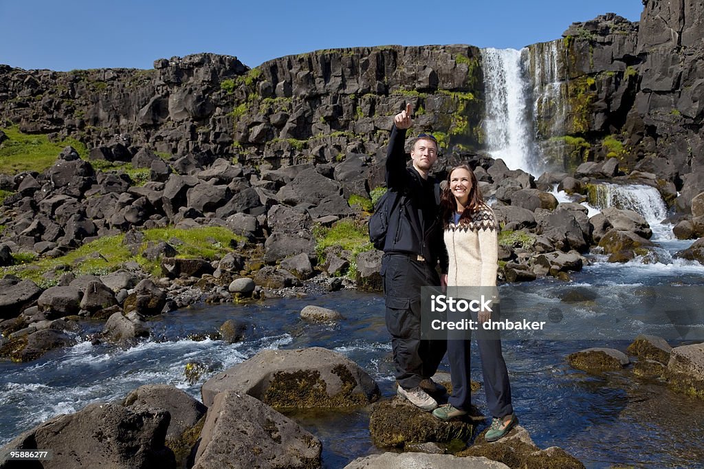 Romantisches Paar mit einem skandinavischen Wasserfall - Lizenzfrei Attraktive Frau Stock-Foto