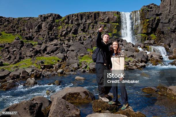 Romantisches Paar Mit Einem Skandinavischen Wasserfall Stockfoto und mehr Bilder von Attraktive Frau