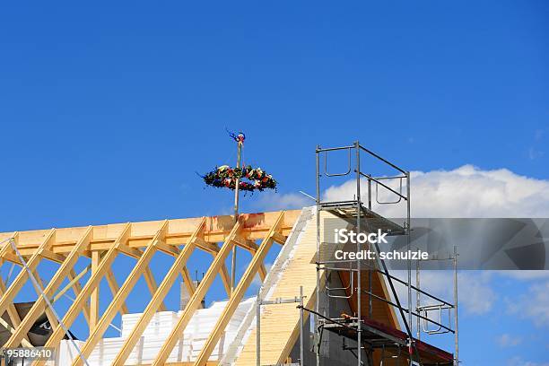 A Construção - Fotografias de stock e mais imagens de Cerimónia Topping Out - Cerimónia Topping Out, Habitação Autónoma, Obra