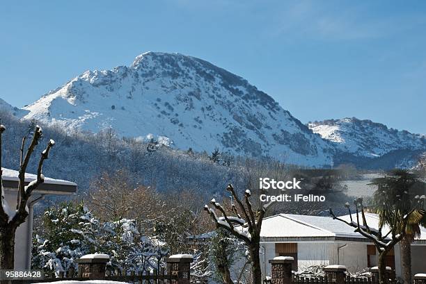 Montaña Con Nieve Foto de stock y más banco de imágenes de Aire libre - Aire libre, Alto - Descripción física, Blanco - Color