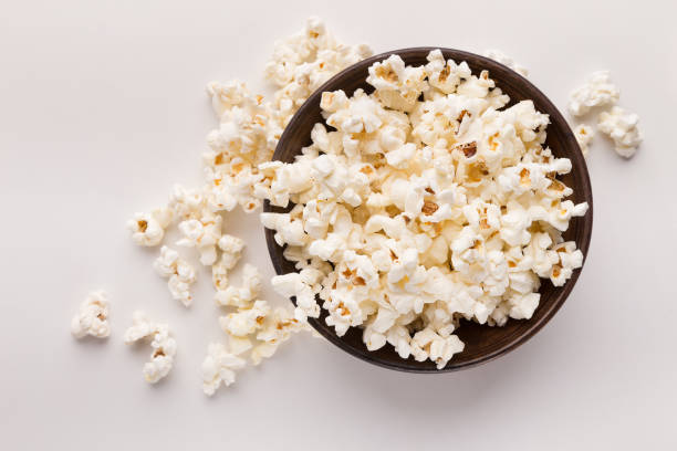 tazón de palomitas de maíz aislado sobre fondo blanco - palomitas fotografías e imágenes de stock