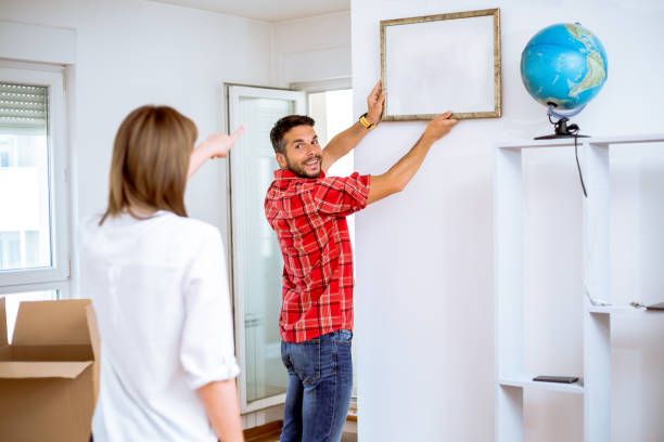 istock Couple decorateing New Home 958872662