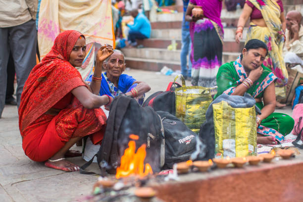 i pellegrini si aspettano il rituale agni pooja su dashashwamedh ghat. - 13451 foto e immagini stock