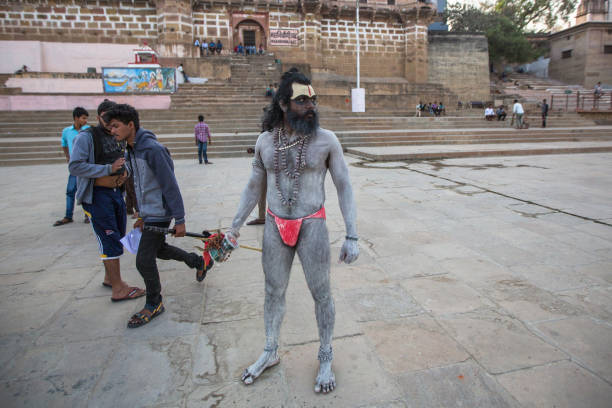 sadhu (uomo santo) sui ghat del fiume ganga. - 13590 foto e immagini stock