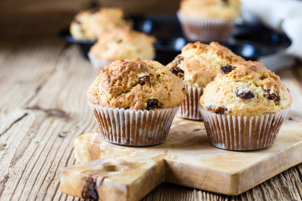 muffins de semoule de maïs de petit déjeuner avec des raisins secs - oatmeal breakfast healthy eating food photos et images de collection