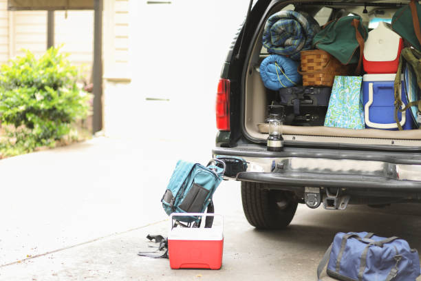 verpackung-fahrzeug für camping urlaub-urlaub. - auto kofferraum stock-fotos und bilder