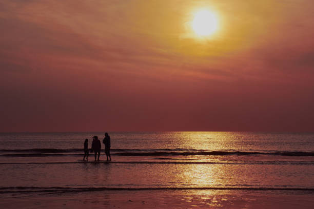 istock people’s silhouette in sunset 958910742