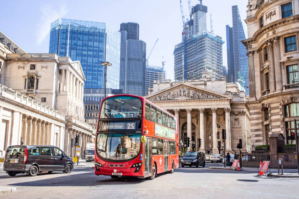 View looking towards Threadneedle St where the The Bank of England is situated. The modern architecture in the background contrasting with the older Georgian architecture London, England - 5th May, 2018 - View looking towards Threadneedle St where the The Bank of England is situated. The modern architecture in the background contrasting with the older Georgian architecture with Busy London traffic flowing in the streets on a brigh blue sky Saturday morning. The Royal Exchange also features prominently bank of england stock pictures, royalty-free photos & images