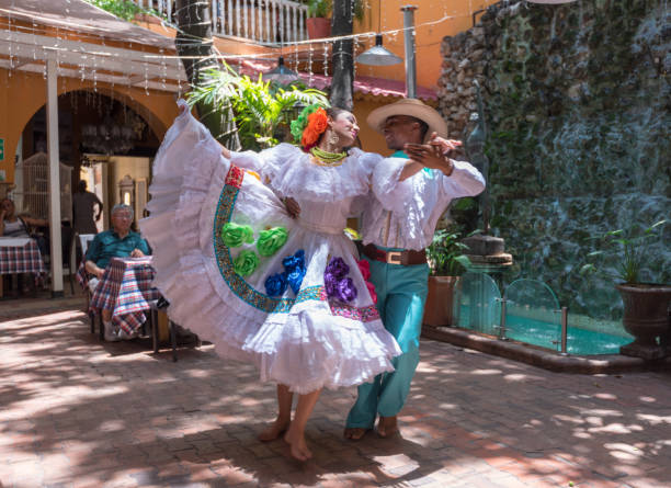 bailarines en restaurante - trajes tipicos colombianos fotografías e imágenes de stock