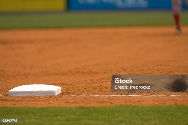 Campo De Beisebol Com Beisebol Jogo - Fotografias de stock e mais imagens de Base - Equipamento Desportivo - Base - Equipamento Desportivo, Basebol, Bola dentro