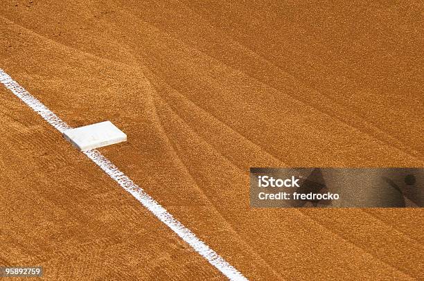 Foto de Campo De Beisebol Em Jogo De Beisebol e mais fotos de stock de Base - Equipamento esportivo - Base - Equipamento esportivo, Beisebol, Campo de Basebol