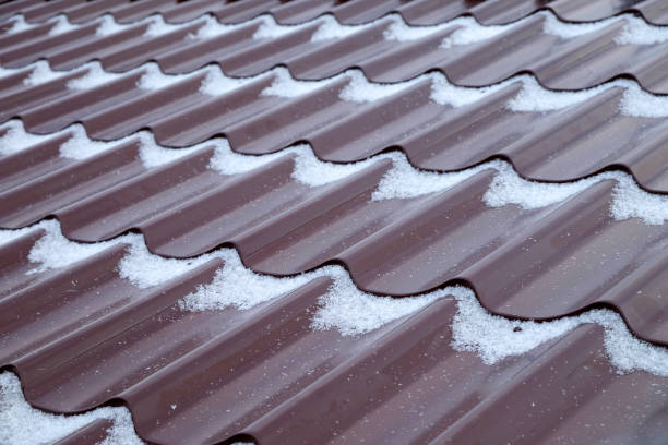 istock Snow on a new metal roof. 958931354