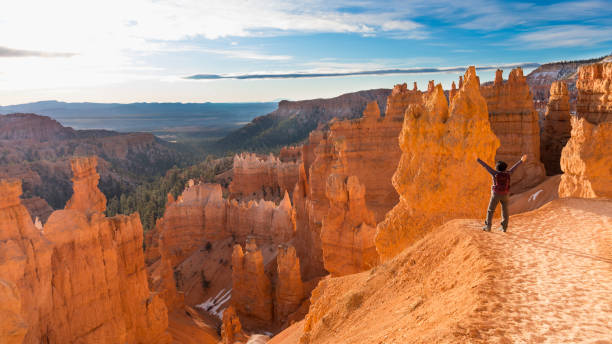 mature woman hiking bryce canyon national park - bryce canyon national park imagens e fotografias de stock