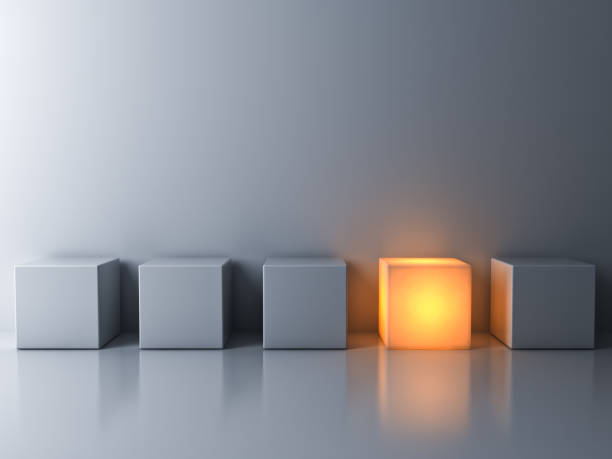 distanze dalla massa e pensa a concetti diversi, una scatola luminosa o un cubo in piedi tra cubi bianchi fiochi su sfondo bianco scuro con riflessi e ombre. rendering 3d - box white cube blank foto e immagini stock