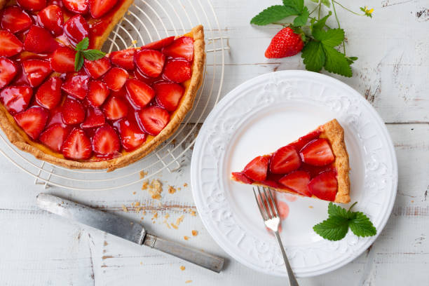 deliciosa tarta de fresa caseros - tart dessert plate white fotografías e imágenes de stock