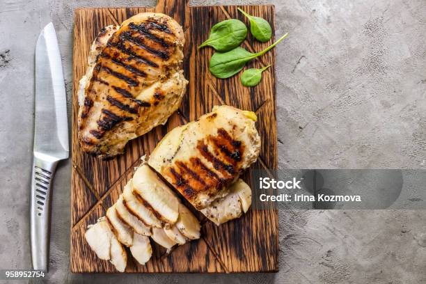 Filetti Di Pollo Alla Griglia Su Tagliere In Legno - Fotografie stock e altre immagini di Carne di pollo - Carne di pollo, Petto di pollo, Petto di pollo ai ferri